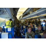 Embarquement des tirailleurs de la compagnie rouge du 1er RT du GTIA (groupement tactique interarmes) Turco à bord d'un Airbus A310-300 stationnant sur la piste de l'aéroport de Bangui, dans le cadre de leur départ du théâtre d'opérations par VAM (voie aérienne militaire).