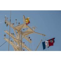 Le pavillon français et celui de la compagnie maritime de la Marine nantaise flottent sur le mât du cargo roulier MN Pélican au port de la Pallice, à La Rochelle.