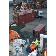 Déchargement de containers du bord du cargo roulier MN Pélican au port de La Pallice, à La Rochelle.