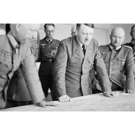 Adolf Hitler en tournée d'inspection au quartier général du maréchal Erich von Manstein, autour de lui le maréchal Ewald von Kleist et les généraux (General der Gebirgstruppe) Ferdinand Schörner et le Generalmajor Kurt Zeitzler.