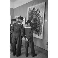 Des marins visitent l'exposition de dessins des peintres de guerre   (Kriegsmaler) Lothar-Günther Buchheim et Richard Schreiber.
