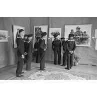 Des marins visitent l'exposition de dessins des peintres de guerre   (Kriegsmaler) Lothar-Günther Buchheim et Richard Schreiber.