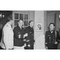 A Saint-Nazaire, une cérémonie non officielle lors de laquelle le commandant du sous-marin U-552, Erich Topp et ses deux lieutenants offrent un cadeau au reporter Heinrich Schwich.