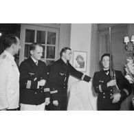 A Saint-Nazaire, une cérémonie non officielle lors de laquelle le commandant du sous-marin U-552, Erich Topp, et ses deux lieutenants, offrent un cadeau au reporter Heinrich Schwich.