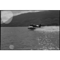 Dans la baie de la Souda, le décollage d'un hydravion Arado Ar-196 appartenant au Seeaufklärungsgruppe 125.