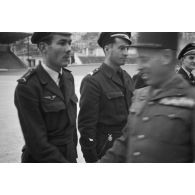 Poignée de main entre un général de division et un sergent de l'armée de l'Air lors des finales de championnat militaire à Alger.