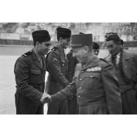 Poignée de main entre un sous-lieutenant de l'armée de l'Air et un général de division lors des finales d'un championnat militaire à Alger.