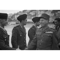 Poignée de main entre un général de division et un soldat de l'armée de l'Air lors des finales d'un championnat militaire à Alger.