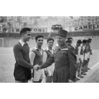 Poignée de main entre un général de division et une équipe de football militaire lors de la finale d'un championnat à Alger.
