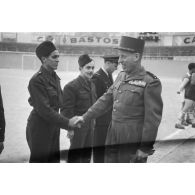 Poignée de main entre un général de division et un soldat de l'armée de l'Air lors des finales d'un championnat militaire à Alger.