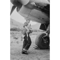 En Crète, les préparatifs d'un équipage d'un Junkers Ju-88 du 2.(F)/123 et de l'équipement individuel (parachute).