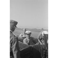 A son arrivée sur le terrain d'aviation d'Héraklion, le général Alexander Löhr est accueilli par le Generalmajor Heinrich Lechner, commandant du 2. Festungs-Brigade Kreta.