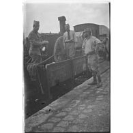 [Une cuisine roulante embarquée sur un wagon, 1914-1918.]