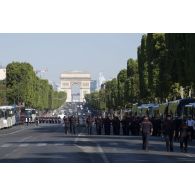 Sur les Champs-Elysées, les troupes rejoignent les cars pour rentrer à l'issue des répétitions du défilé à pied du 14 juillet : groupe du bataillon des sapeurs-pompiers de France.