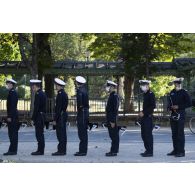 A l'issue des répétitions du défilé à pied du 14 juillet, les marins de l'école maistrance attendent leur car pour rentrer sur les Champs-Elysées.