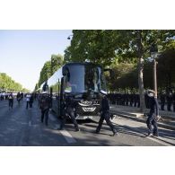 A l'issue des répétitions du défilé à pied du 14 juillet, les marins de l'école de maistrance rejoignent leur car pour rentrer sur les Champs-Elysées.