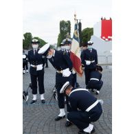 Derniers préparatifs pour l'école de maistrance avant le défilé à pied du 14 juillet sur la place de la Concorde.