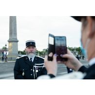 Un gendarme de l'école de gendarmerie est pris en photographie par sa camarade avant le défilé à pied du 14 juillet sur la place de la Concorde.