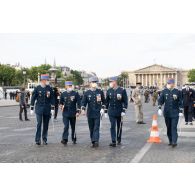 Arrivée d'officiers de l'école militaire interarmes (EMIA) lors des préparatifs avant le défilé à pied du 14 juillet sur la place de la Concorde.