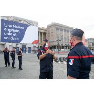 Derniers préparatifs des sapeurs-pompiers de France avant le défilé à pied du 14 juillet sur la place de la Concorde.