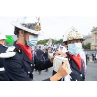 Derniers préparatifs des élèves féminines de l'école nationale supérieure des officiers de sapeurs-pompiers (ENSOSP) avant le défilé à pied du 14 juillet sur la place de la Concorde.