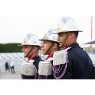 Derniers préparatifs de l'école nationale supérieure des officiers de sapeurs-pompiers (ENSOSP) avant le défilé à pied du 14 juillet sur la place de la Concorde.