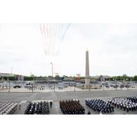 Défilé aérien de la Patrouille de France en ouverture de la cérémonie du 14 juillet 2020 au-dessus de la place de la Concorde.