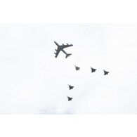 Défilé aérien d'un avion de ravitaillement C-135, d'un avion de combat Mirage 2000-5 et de quatre Rafale B des forces aériennes stratégiques (FAS) au-dessus de la place de la Concorde lors de la cérémonie du 14 juillet 2020.