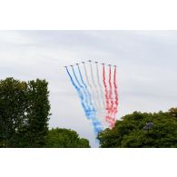 Défilé aérien de la Patrouille de France en ouverture de la cérémonie du 14 juillet 2020 au-dessus des Champs-Elysées.