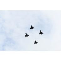 Défilé aérien de deux avions de combat Rafale et de deux Typhoon britanniques en hommage au général de Gaulle lors de la cérémonie du 14 juillet 2020.