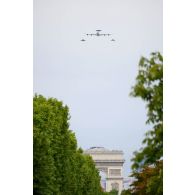 Défilé aérien d'un avion de détection E-3F Awacs, d'un avion de combat Mirage 2000-5 et d'un Rafale C de la défense aérienne élargie au-dessus des Champs-Elysées lors de la cérémonie du 14 juillet 2020.