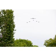 Défilé aérien d'un avion C-135, d'un avion de combat Mirage 2000-5 et de quatre Rafale B des forces aériennes stratégiques (FAS) au-dessus des Champs-Elysées lors de la cérémonie du 14 juillet 2020.