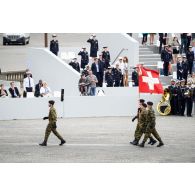 Défilé à pied de la garde au drapeau de l'armée suisse invitée pour la remercier de son aide durant la crise sanitaire de la COVID-19 lors de la cérémonie du 14 juillet 2020 place de la Concorde.