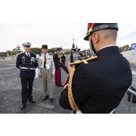Un élève de l'école des officiers de la gendarmerie nationale (EOGN), prend en photo un militaire étranger et un militaire de l'armée de Terre sur la place de la Concorde.
