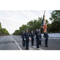 Le drapeau de l'école militaire interarmes (EMIA) et sa garde pose durant les derniers préparatifs avant la cérémonie du 14 juillet sur les Champs-Elysées.