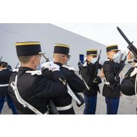 Derniers préparatifs pour les élèves de l'école de gendarmerie de Tulle qui ajustent leurs Famas avant la cérémonie du 14 juillet sur la place de la Concorde.