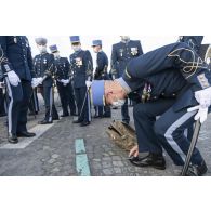Derniers préparatifs pour un élève de l'école militaire interarmes (EMIa) qui cire ses chaussures  avant la cérémonie du 14 juillet sur la place de la Concorde.