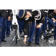 Derniers préparatifs pour un élève de l'école de gendarmerie de Tulle qui nettoie sa chaussure avant la cérémonie du 14 juillet sur la place de la Concorde.