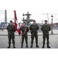 La garde au drapeau de l'armée suisse pendant les derniers préparatifs avant la cérémonie du 14 juillet sur la place de la Concorde.