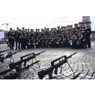 Photographie de groupe de l'école de gendarmerie de Tulle pendant les derniers préparatifs avant la cérémonie du 14 juillet sur la place de la Concorde.