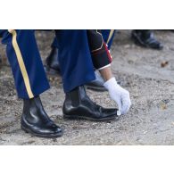 Derniers préparatifs pour un élève de l'école des officiers de la gendarmerie nationale (EOGN) qui essuie sa chaussure avant la cérémonie du 14 juillet sur la place de la Concorde.