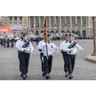Le drapeau de la base aérienne (BA) 702 d'Avord et sa garde répètent le défilé à pied lors des derniers préparatifs avant la cérémonie du 14 juillet sur la place de la Concorde.