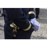 Détail de la manche et de l'épée d'un pharmacien capitaine du service de santé des armées (SSA) lors des derniers préparatifs avant la cérémonie du 14 juillet sur la place de la Concorde.