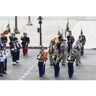 Depuis la tribune officielle sur la place de la Concorde, les drapeaux et leurs gardes du 2e régiment d'infanterie de la Garde républicaine (2e RIGR), de l'école nationale des sous-officiers d'active (ENSOA) et de l'école des sous-officiers de la gendarmerie nationale (EOGN) sur leur emplacement avant la cérémonie du 14 juillet.