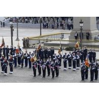 Depuis la tribune officielle sur la place de la Concorde, les drapeaux et leurs gardes de l'école nationale supérieure de la Police (ENSP), de l'école des mousses, de l'école navale, de l'école de l'Air et de l'école des officiers de la gendarmerie nationale (EOGN) sur leur emplacement avant la cérémonie du 14 juillet.