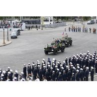 Sur la place de la Concorde, à bord d'un command-car, Emmanuel Macron, président de la République et le général d'armée François Lecointre, chef d'état-major des Armées (CEMA), passent les troupes en revue lors de la cérémonie du 14 juillet 2020.