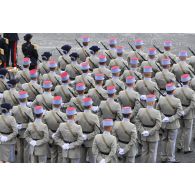 Sur la place de la Concorde, les élèves de l'école nationale des sous-officiers d'active (ENSOA) de dos en place pour la revue lors de la cérémonie du 14 juillet 2020.