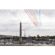 Défilé aérien d'ouverture de la Patrouille de France au-dessus de la place de la Concorde lors de la cérémonie du 14 juillet 2020.