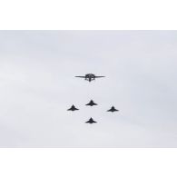 Défilé aérien d'un avion de détection E-2C Hawkeye de la flottille 4F et de quatre avions de combat Rafale de la flottille 12F lors de la cérémonie du 14 juillet 2020.