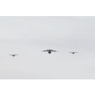 Défilé aérien d'un avion de transport A400M Atlas de l'escadron de transport (ET) 1/61 Touraine et de deux CASA CN-235 de la 64e escadre de transport (64e ET) lors de la cérémonie du 14 juillet 2020.